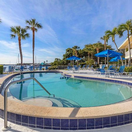 Hilton Vacation Club Charter Club Naples Bay Hotel Exterior photo
