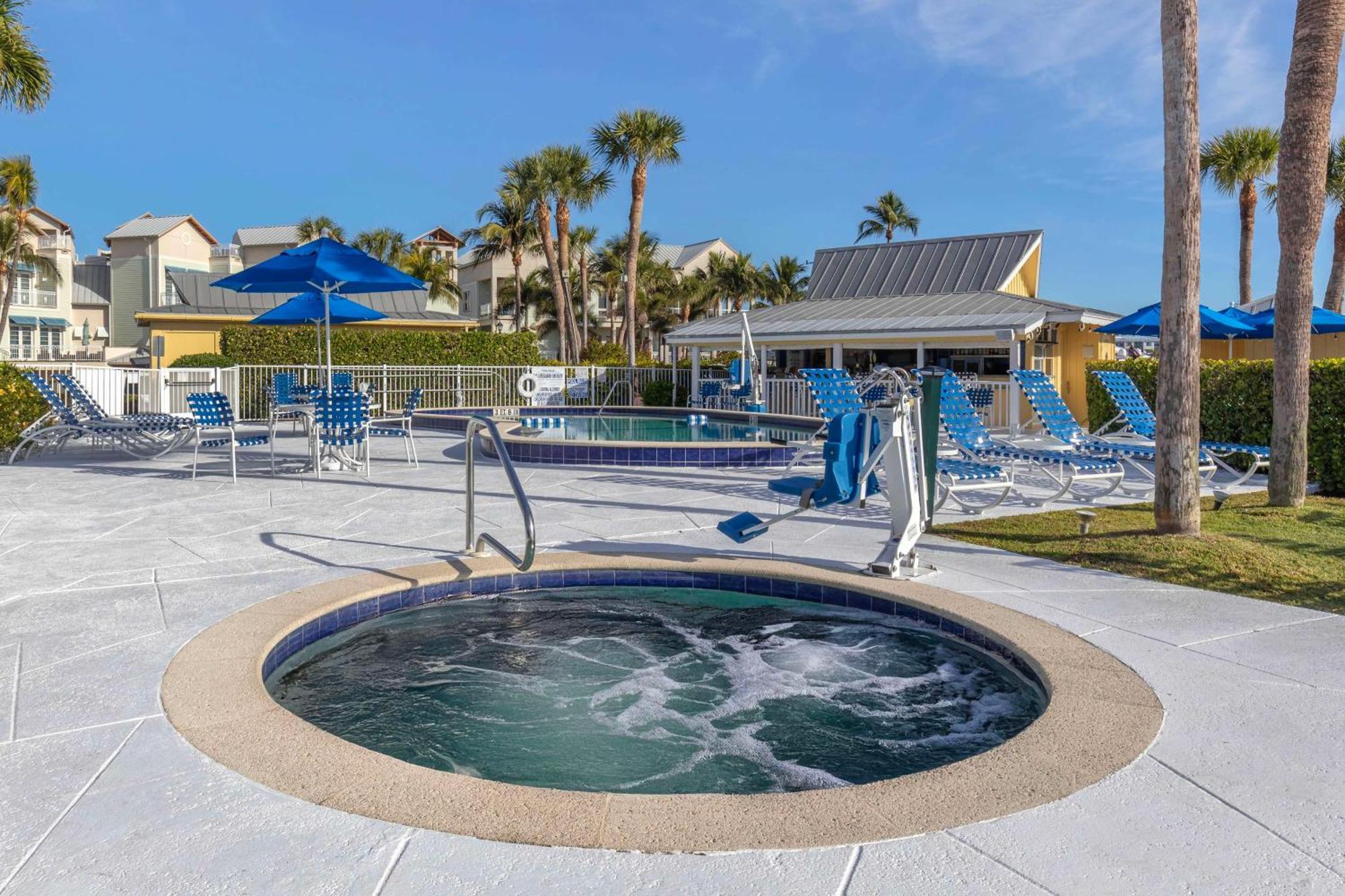 Hilton Vacation Club Charter Club Naples Bay Hotel Exterior photo