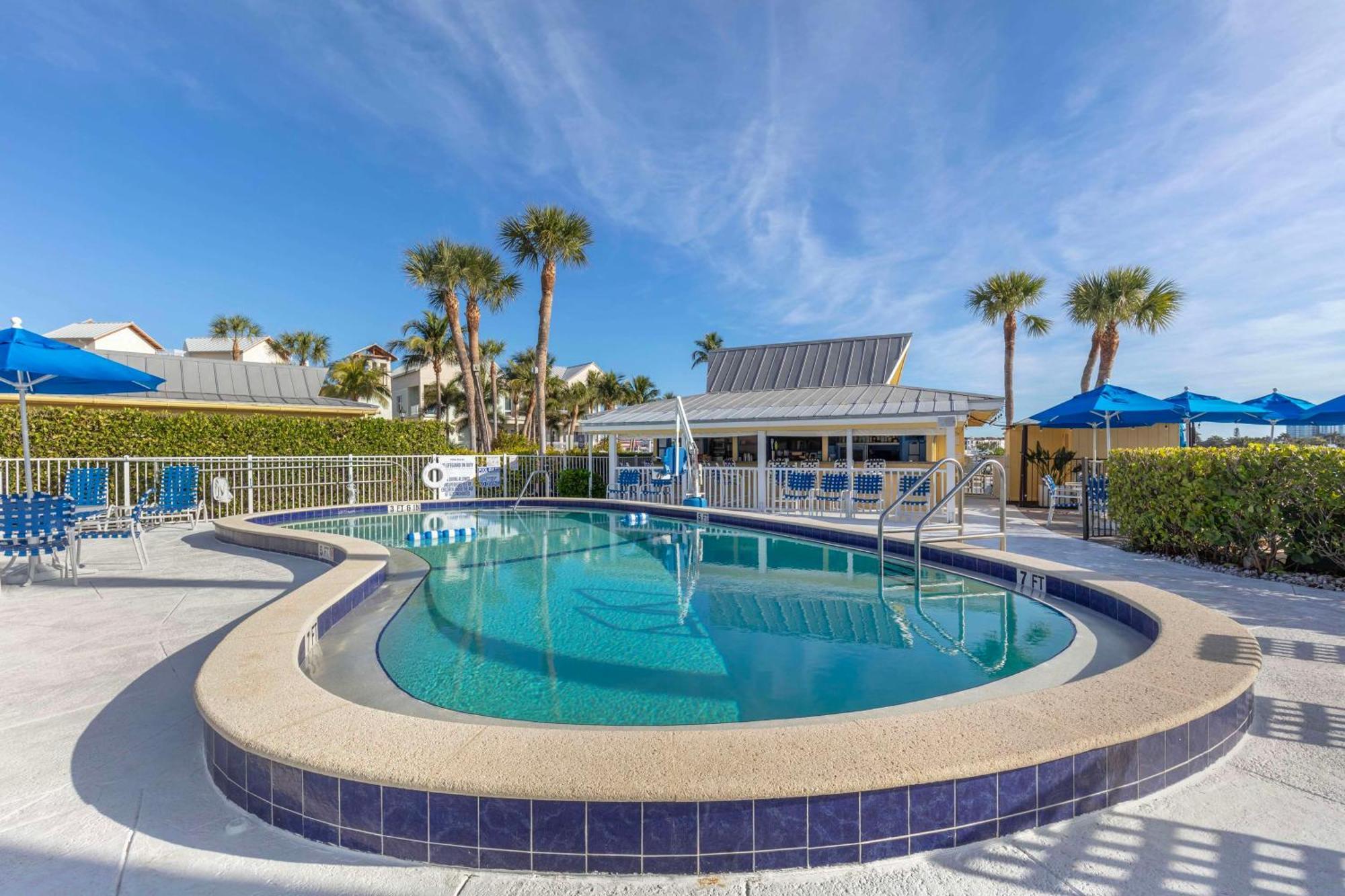 Hilton Vacation Club Charter Club Naples Bay Hotel Exterior photo