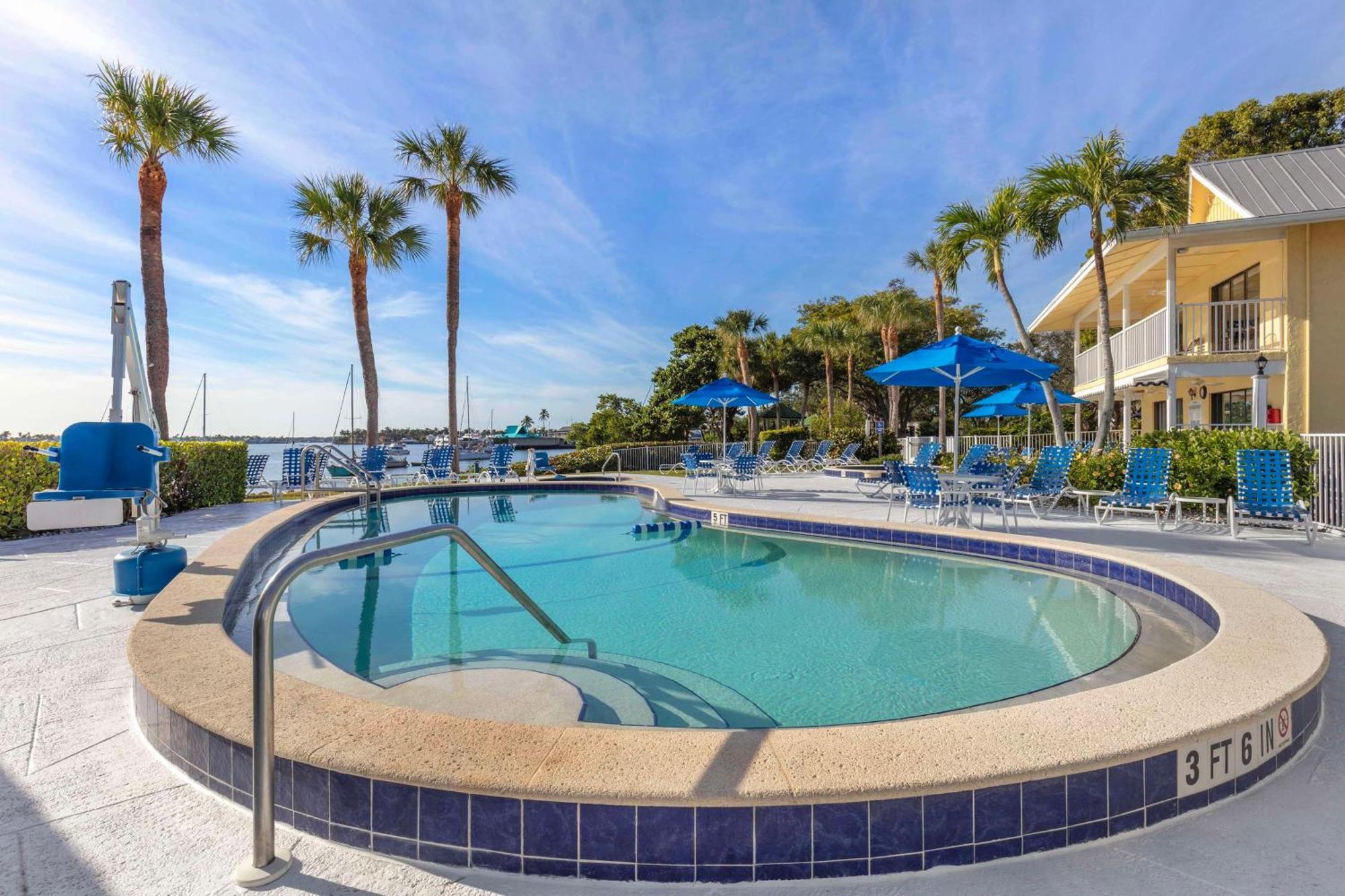 Hilton Vacation Club Charter Club Naples Bay Hotel Exterior photo
