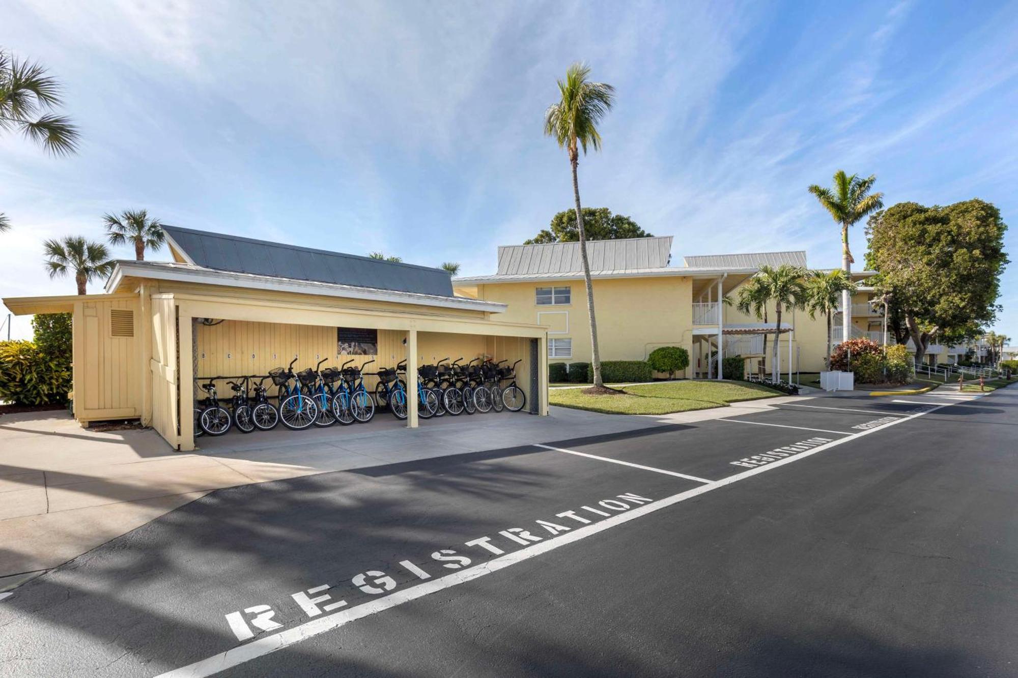 Hilton Vacation Club Charter Club Naples Bay Hotel Exterior photo