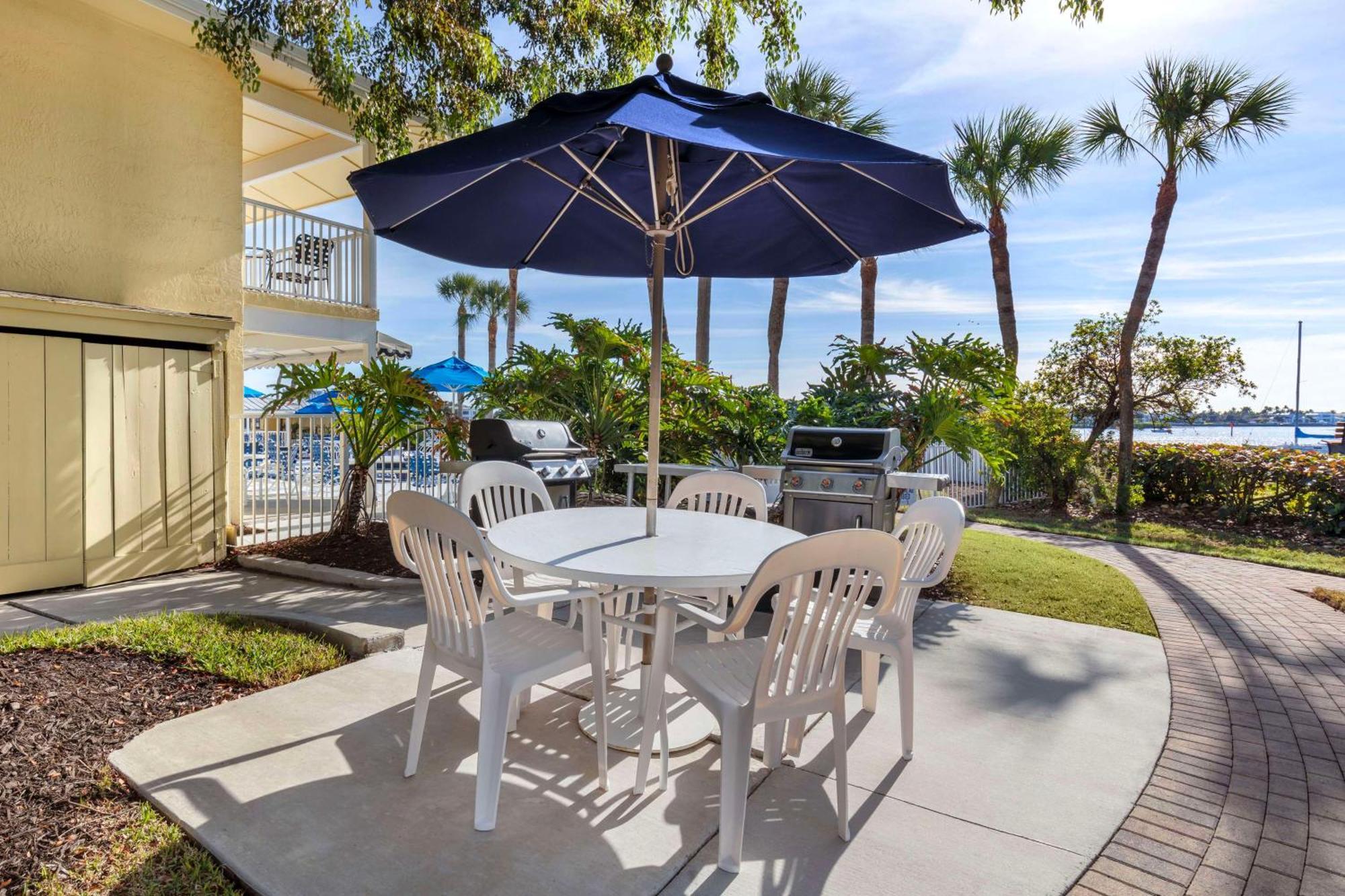 Hilton Vacation Club Charter Club Naples Bay Hotel Exterior photo
