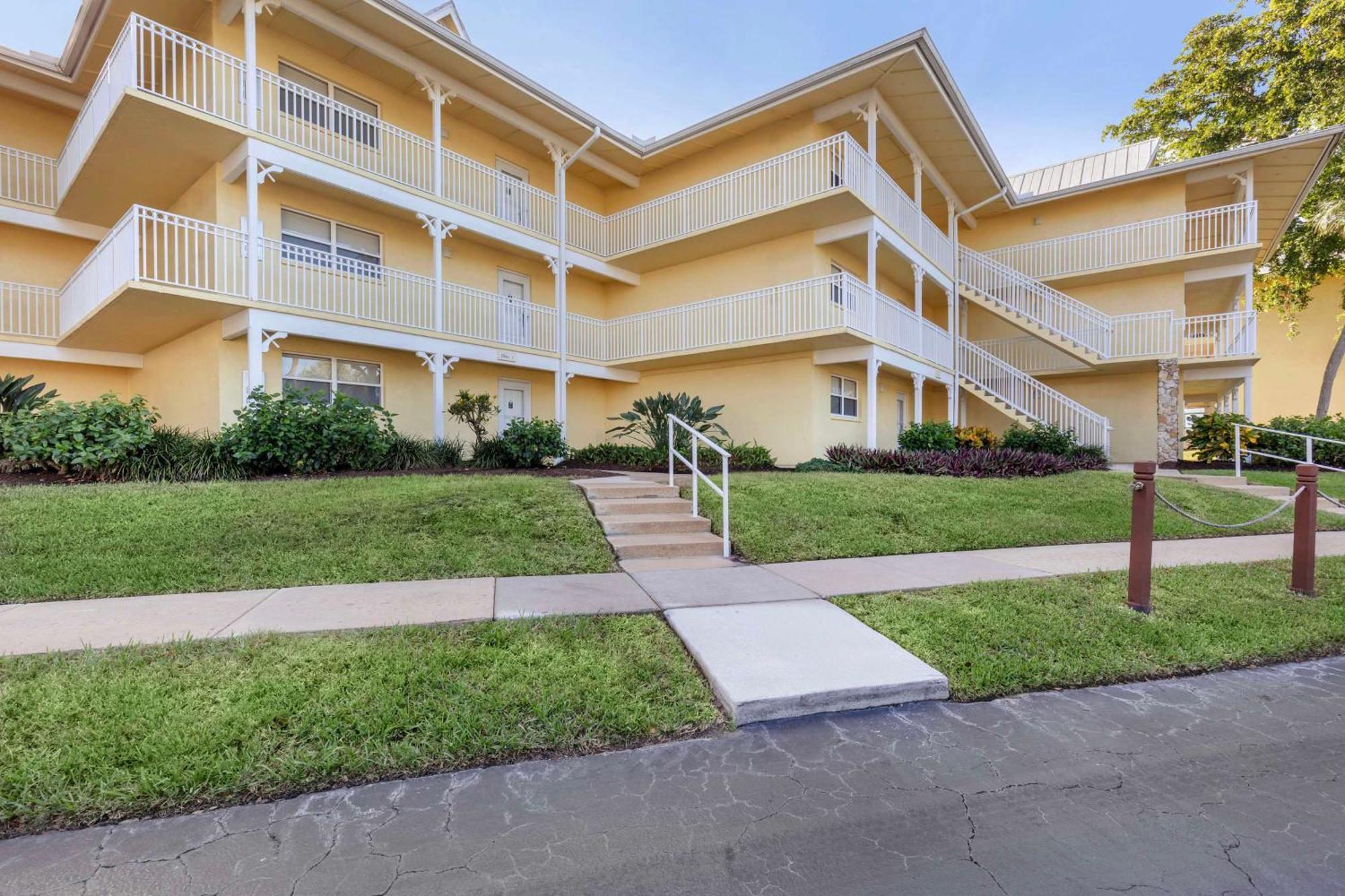 Hilton Vacation Club Charter Club Naples Bay Hotel Exterior photo