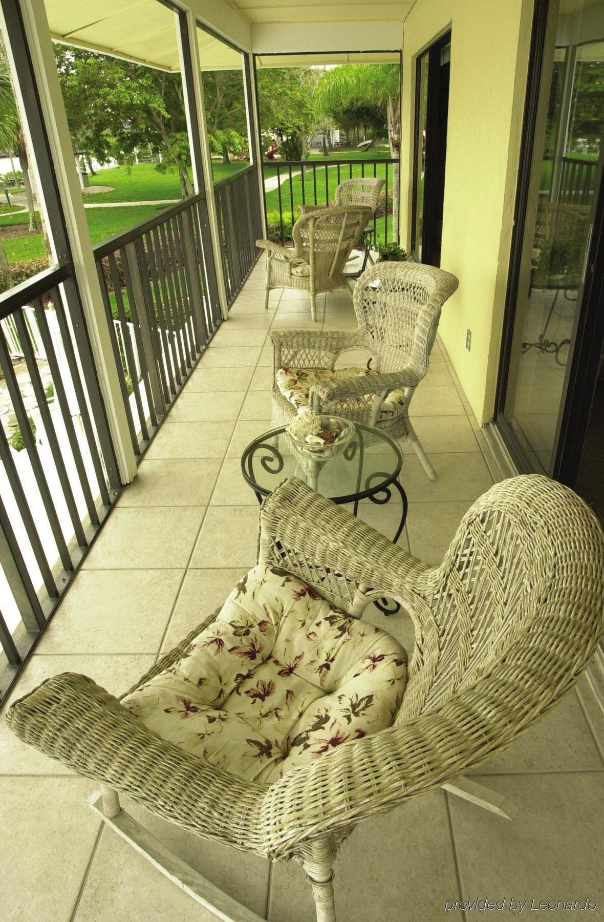 Hilton Vacation Club Charter Club Naples Bay Hotel Exterior photo