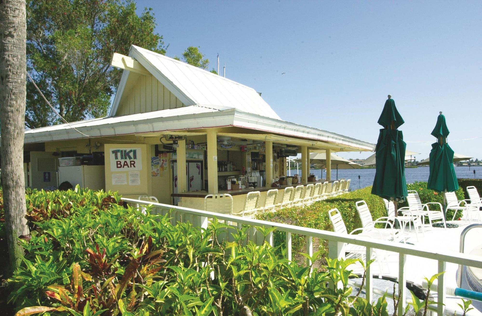 Hilton Vacation Club Charter Club Naples Bay Hotel Exterior photo