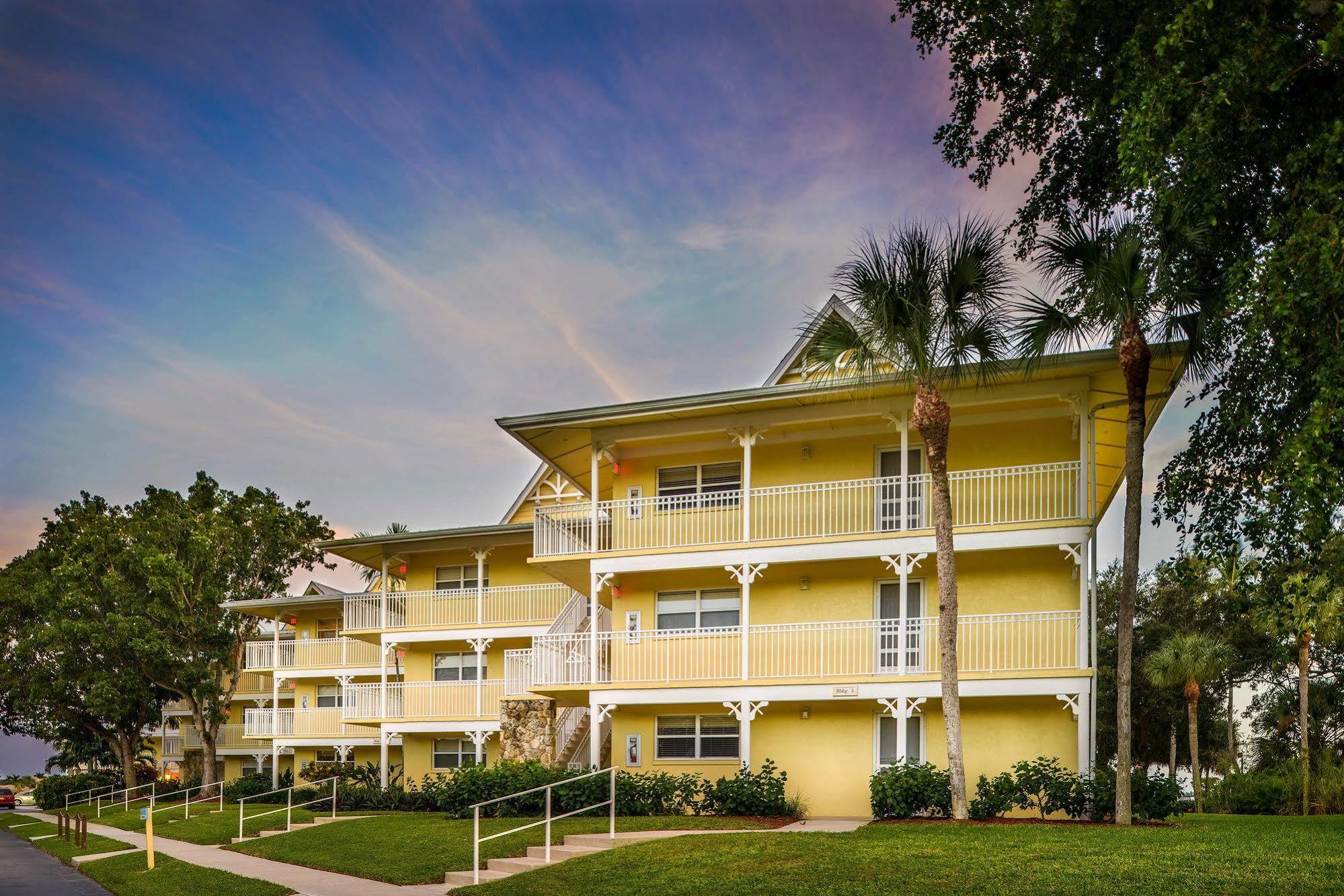 Hilton Vacation Club Charter Club Naples Bay Hotel Exterior photo