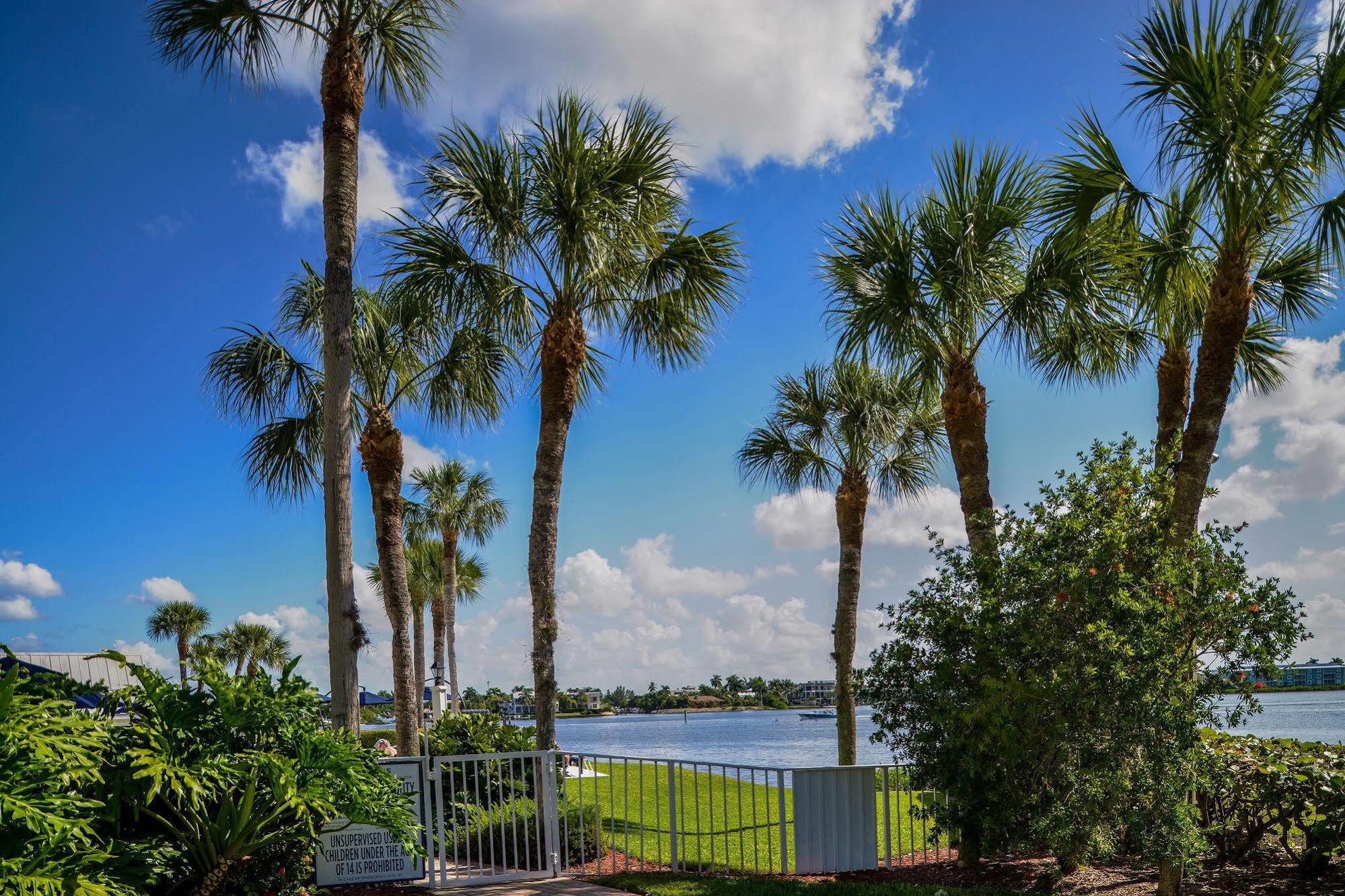 Hilton Vacation Club Charter Club Naples Bay Hotel Exterior photo